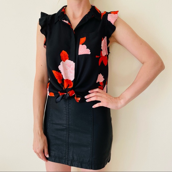 Who What Wear Black Floral Sleeveless Button Front Chest Pocket Ruffle Blouse - Picture 3 of 6